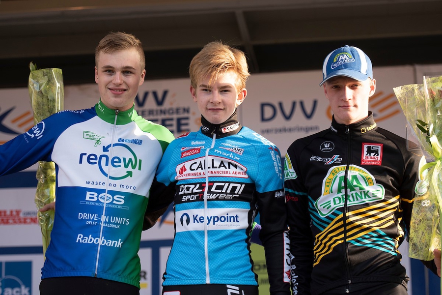 LOE_9351 podium juniores.jpg (432 KB)