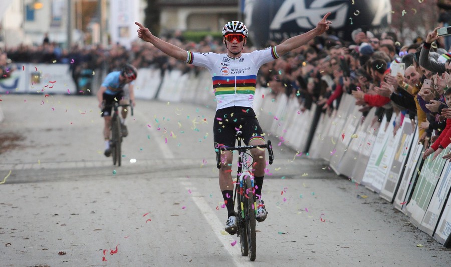 Van der Poel scoort de hattrick na spannend EK