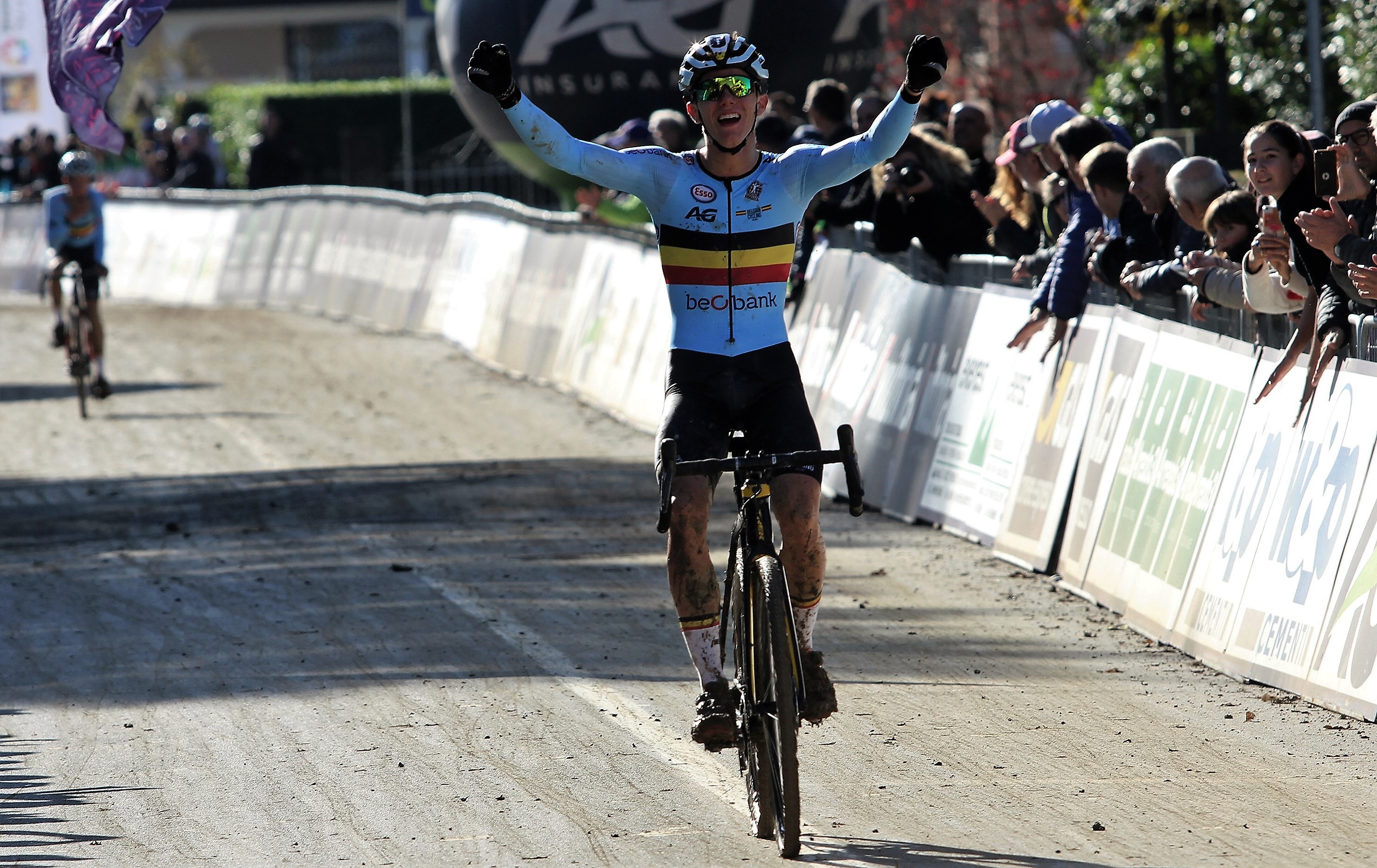 Thibau Nys Europees kampioen na harde strijd