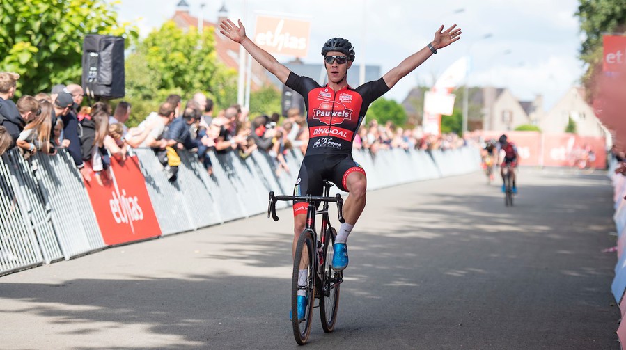 Laurens Sweeck trekt het zeil naar zich toe in Eeklo