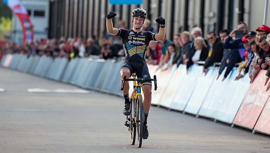 Quinten Hermans zegeviert in eigen gouw