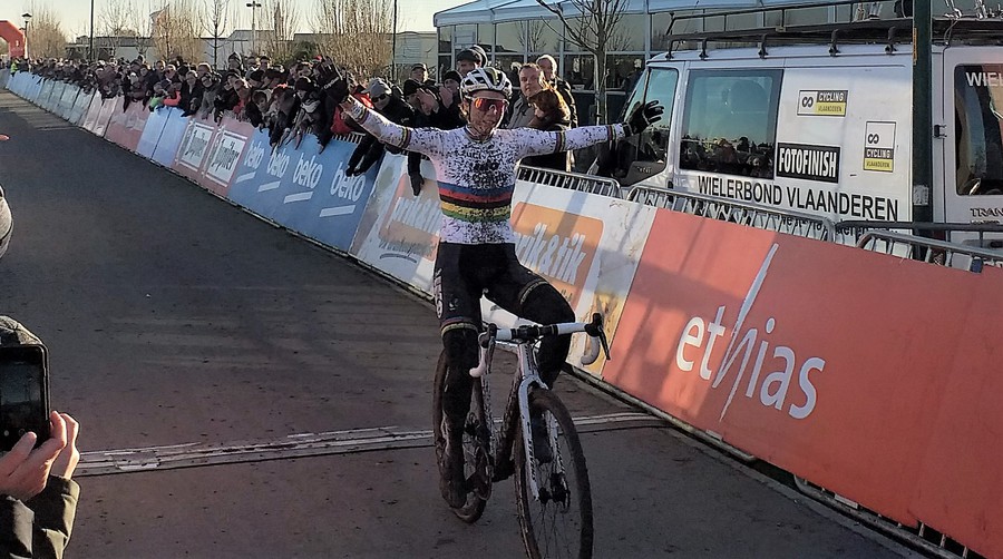 Sanne Cant eindigt 't jaar met zege in Bredene