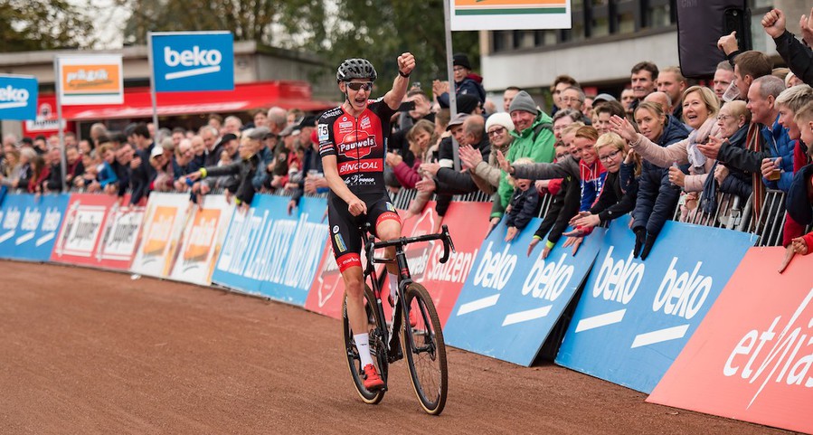 Michael Vanthourenhout soleerde naar winst in Berencross