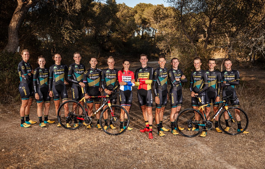 Jaarmarktcross 1ste veldrit -in outfit Telenet Baloise Lions- voor Lucinda Brand