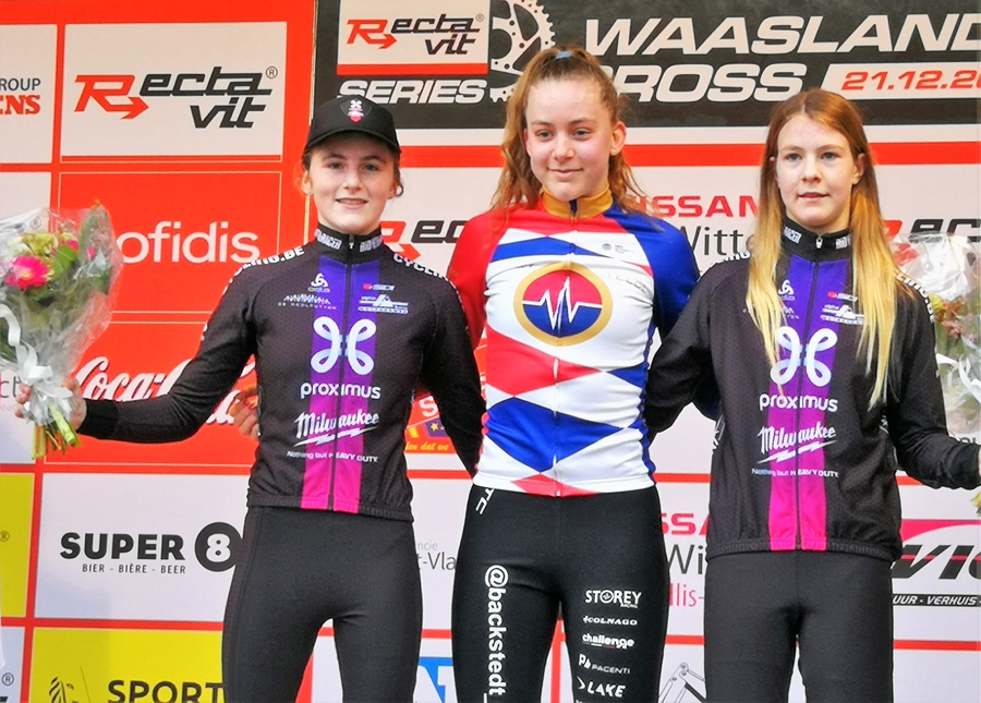 podium nieuwelingen dames.jpg (468 KB)