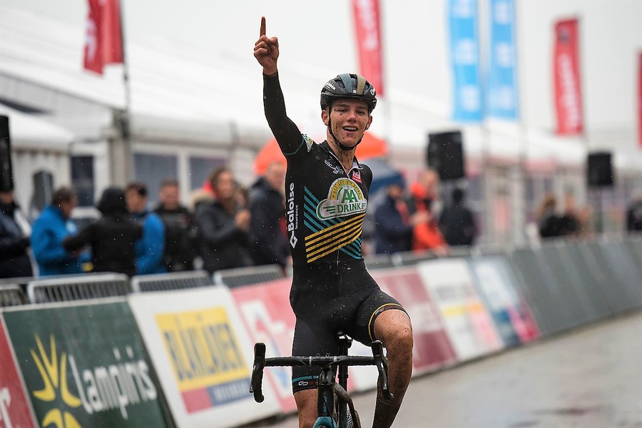 Onemanshows bij jeugd in 1ste Superprestigemanche in Gieten