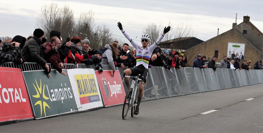 Thibau Nys sluit Superprestige af met zege en eindwinst