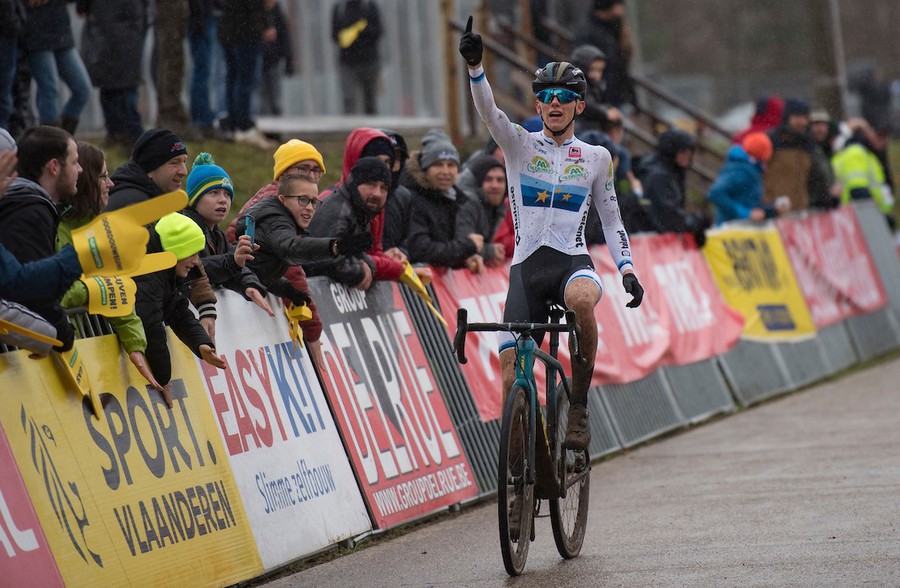 Thibau Nys grijpt zege en leiding in Superprestige