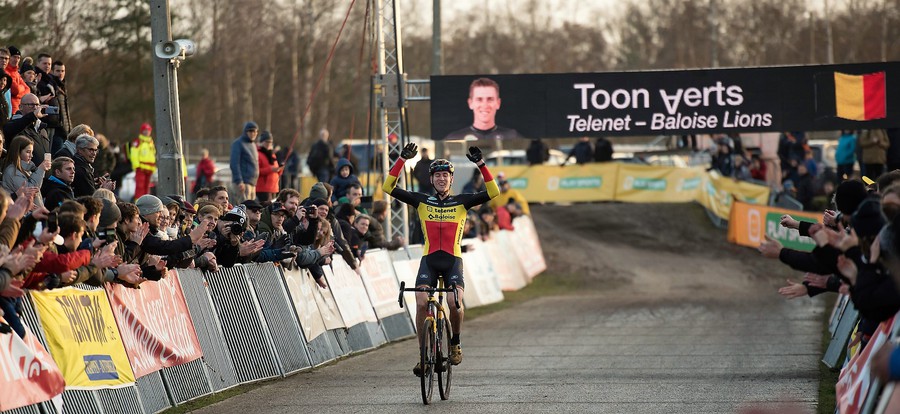 Toon Aerts triomfeert in de kuil van Zonhoven