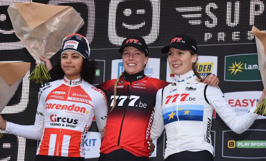 Zonhoven podium dames.jpg (412 KB)