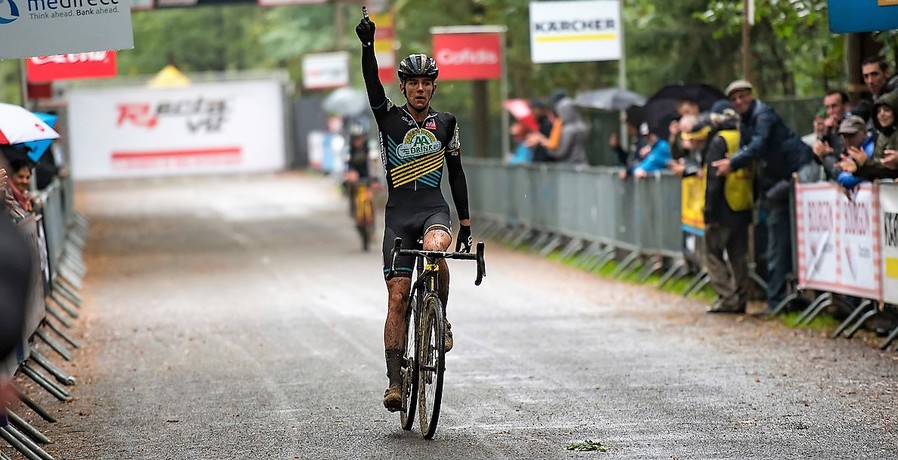 Thibau Nys toont zich de beste bij de juniores in Pelt