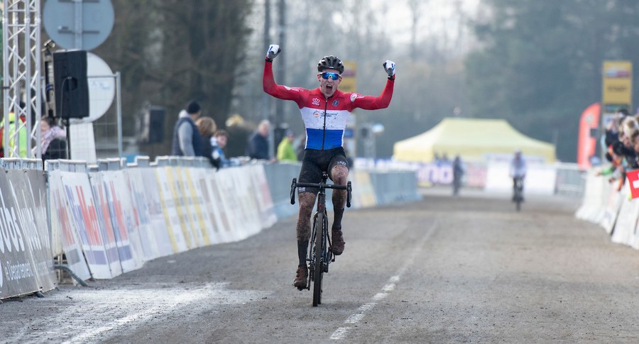 Ryan Kamp geeft nieuwe kampioenentrui glans in Frankrijk