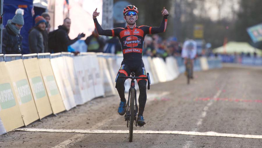 Eli Iserbyt wint WB Nommay na spannend duel met Toon Aerts