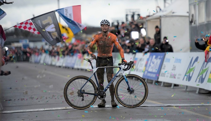 Mathieu van der Poel demonstreert op het WK