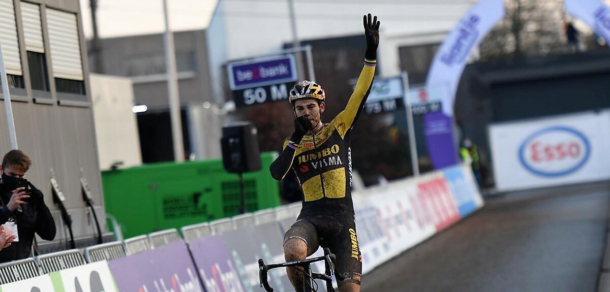 Wout van Aert is Belgisch kampioen veldrijden 2021: 'Voor Georges én Sarah'