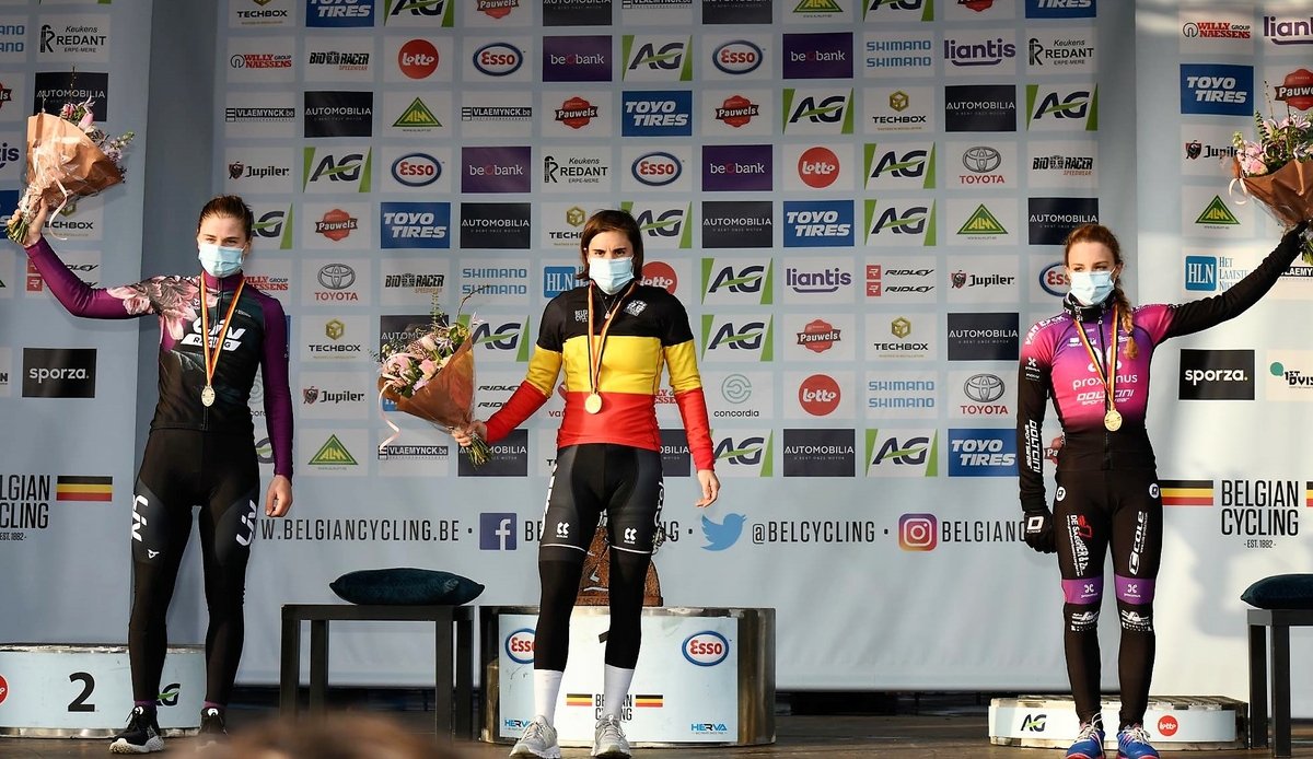 BKM podium dames.jpg (609 KB)