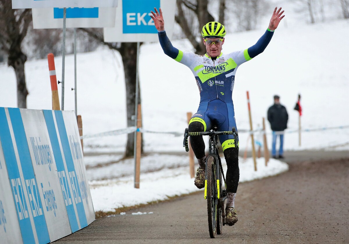 Kevin Kuhn zegeviert en pakt eindwinst in EKZ CrossTour