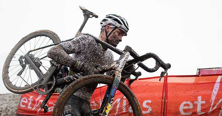 Van der Poel sluit 2020 in het veld af met de zege