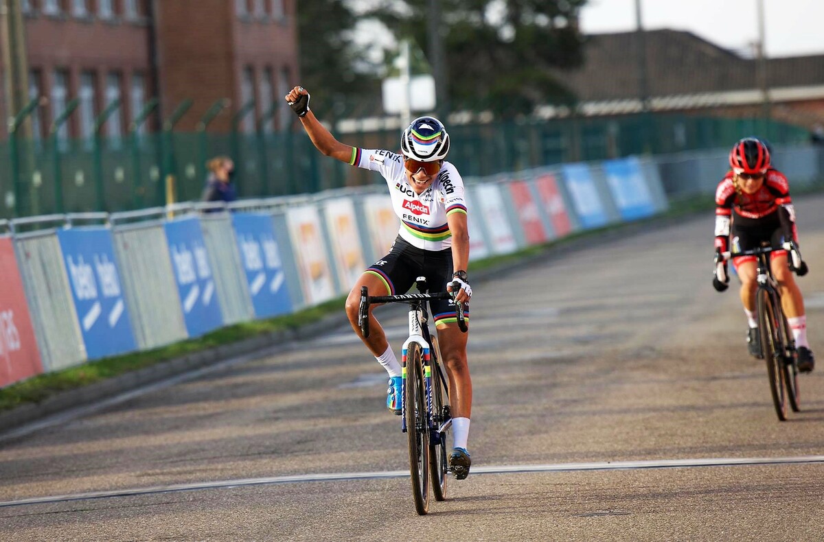 De wereldkampioene zegeviert in de sprint tegen Betsema