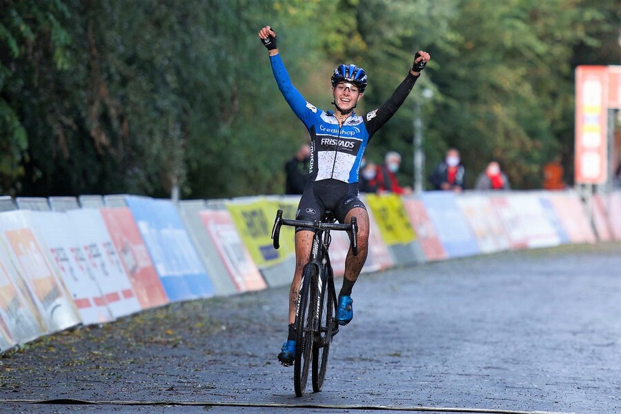 Aniek van Alphen zegeviert in de Rapencross