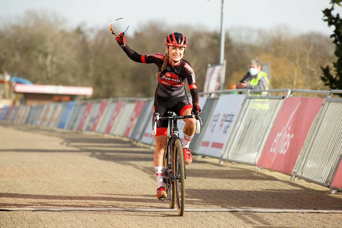 Denise Betsema zegeviert in Waaslandcross