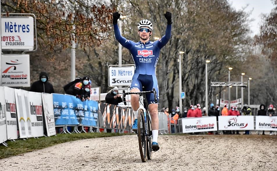 David van der Poel won de Troyes Cyclocross International