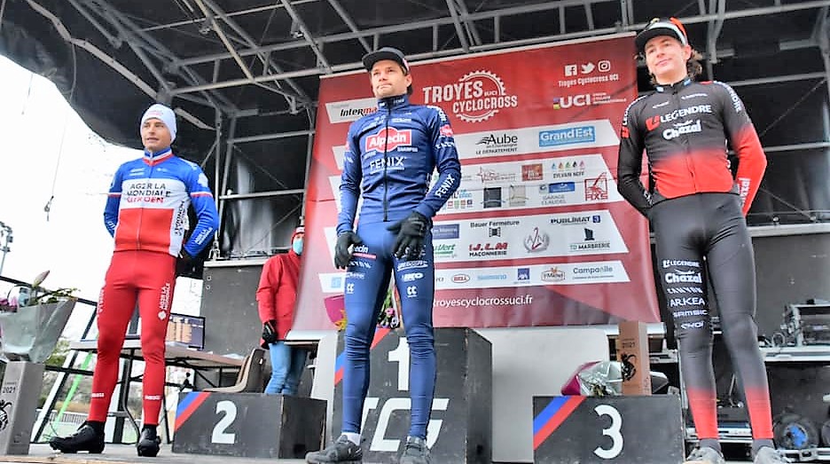 David van der Poel wint Troyes CX Fra podium credit org.jpg (195 KB)