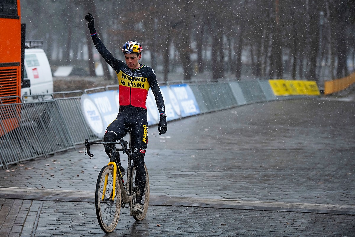 Wout van Aert wint in zijn Belgische tricolore in Mol