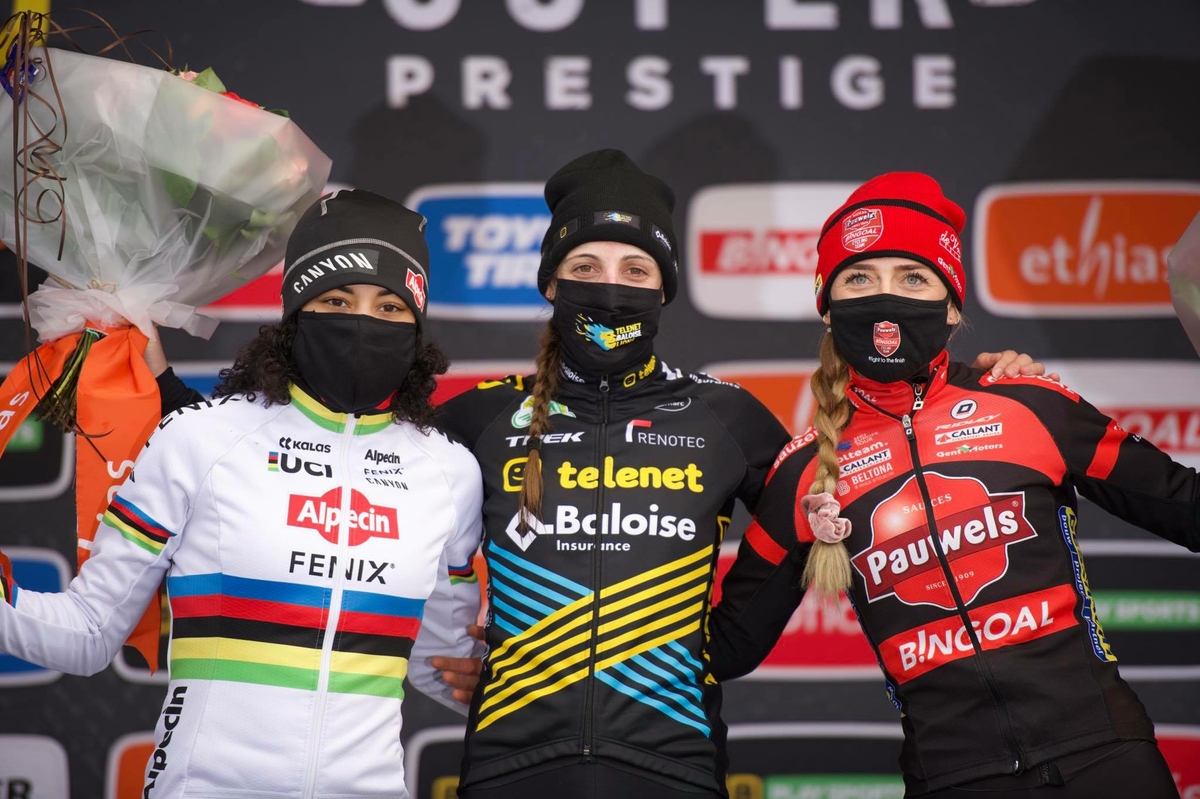 podium dames.jpg (537 KB)