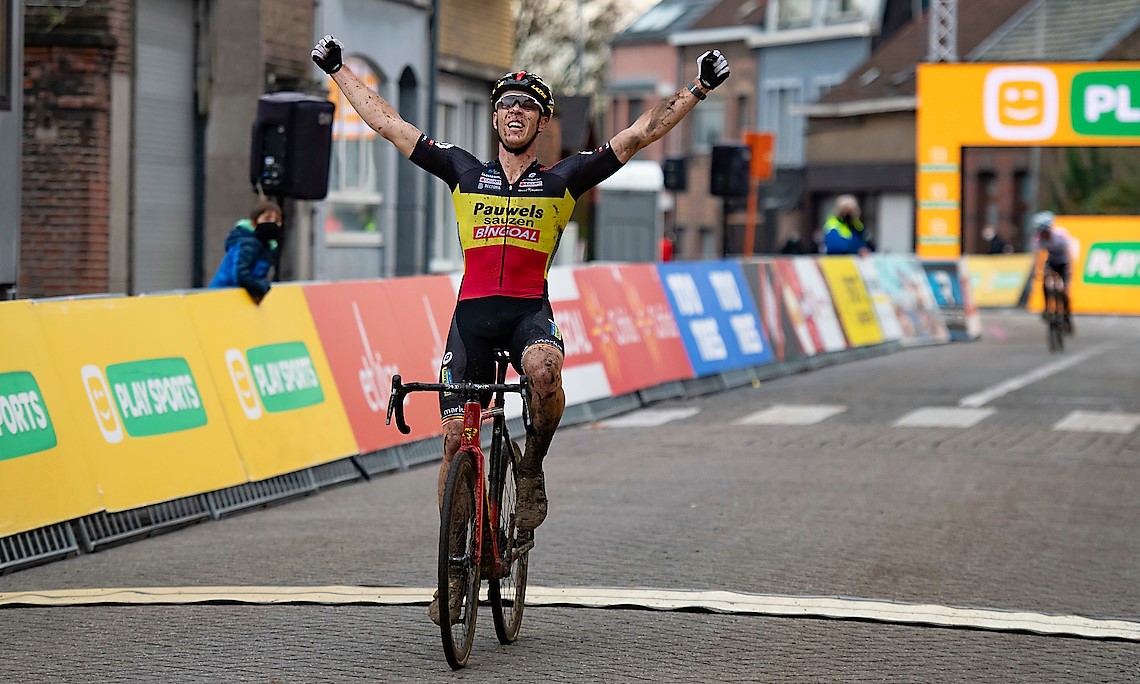 Laurens Sweeck zegeviert in Niel