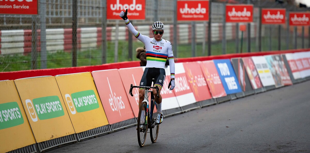 Mathieu van der Poel wint incidentrijke wedstrijd in Zolder