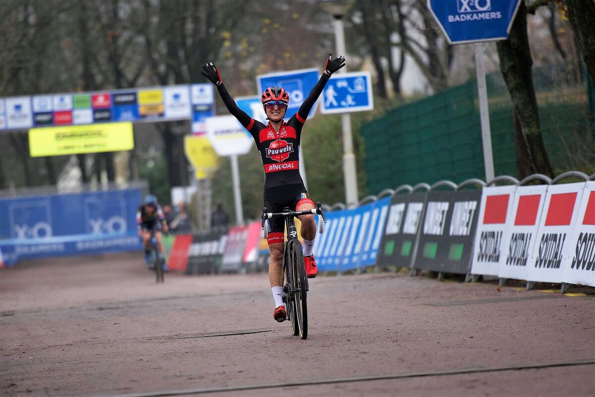 Denise Betsema zegeviert in de Scheldecross