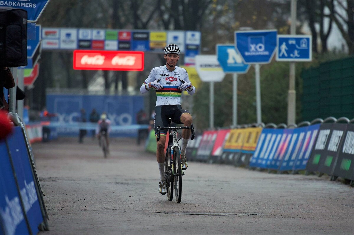 Mathieu van der Poel meteen op het hoogste schavotje