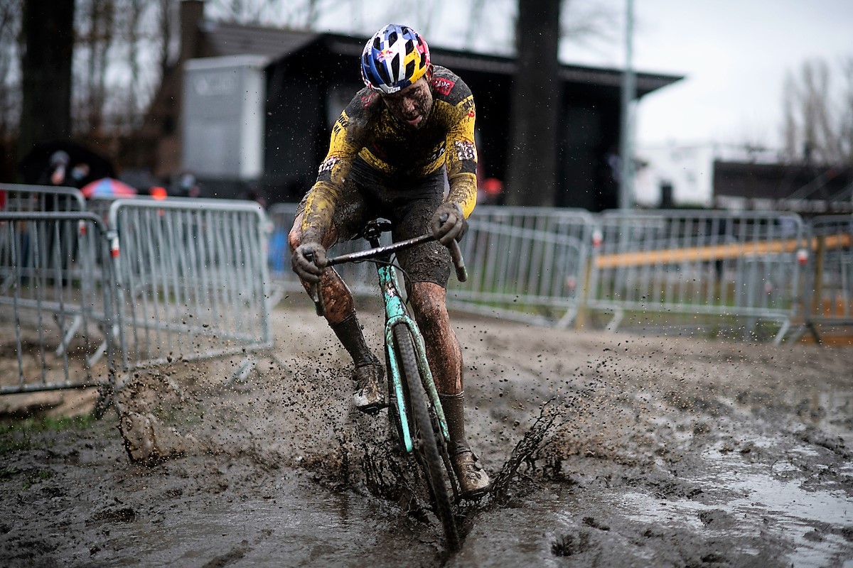 Beresterke Wout van Aert zegeviert in Dendermonde