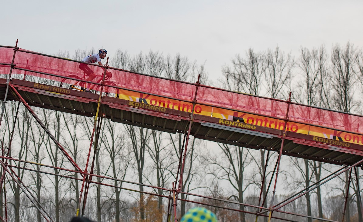 Hoge brug alvast uit het parcours in Dendermonde