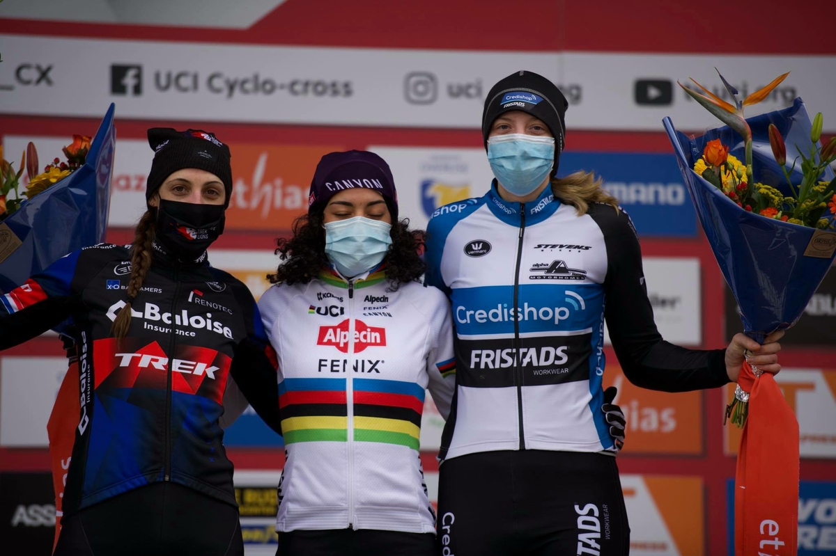 podium dames.jpg (466 KB)