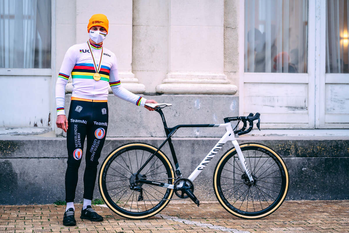 Van der Poel verlengt zijn wereldtitel veldrijden