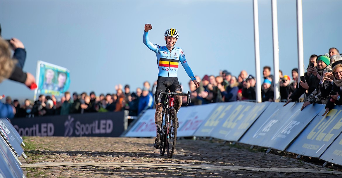 Aaron Dockx demonstreert op het EK veldrijden