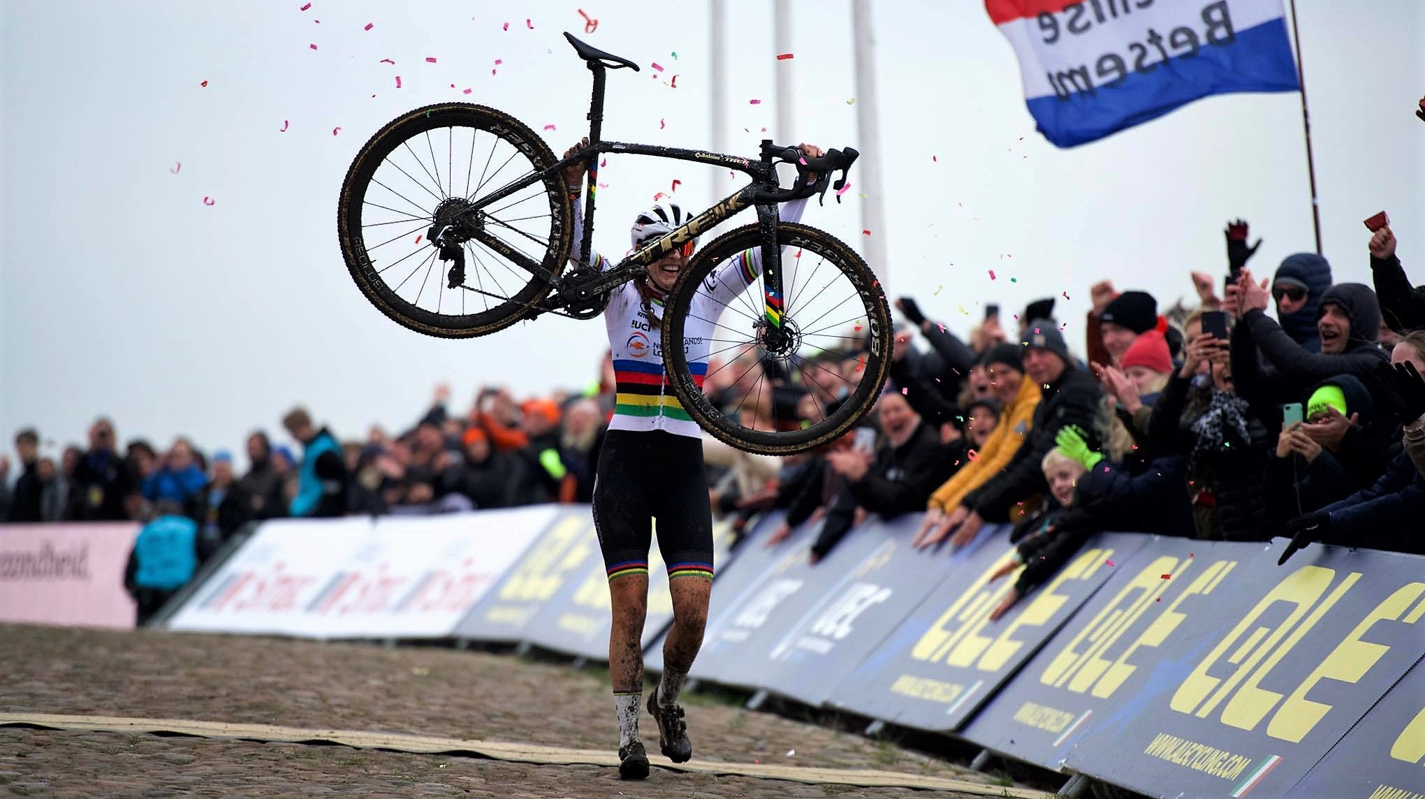 Een lange solo van Lucinda Brand naar de Europese titel op de VAM-berg