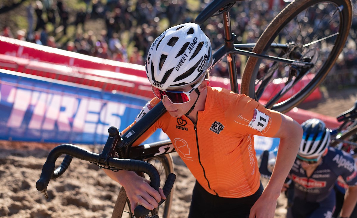 Tibor Del Grosso springt van de ene fiets op de andere