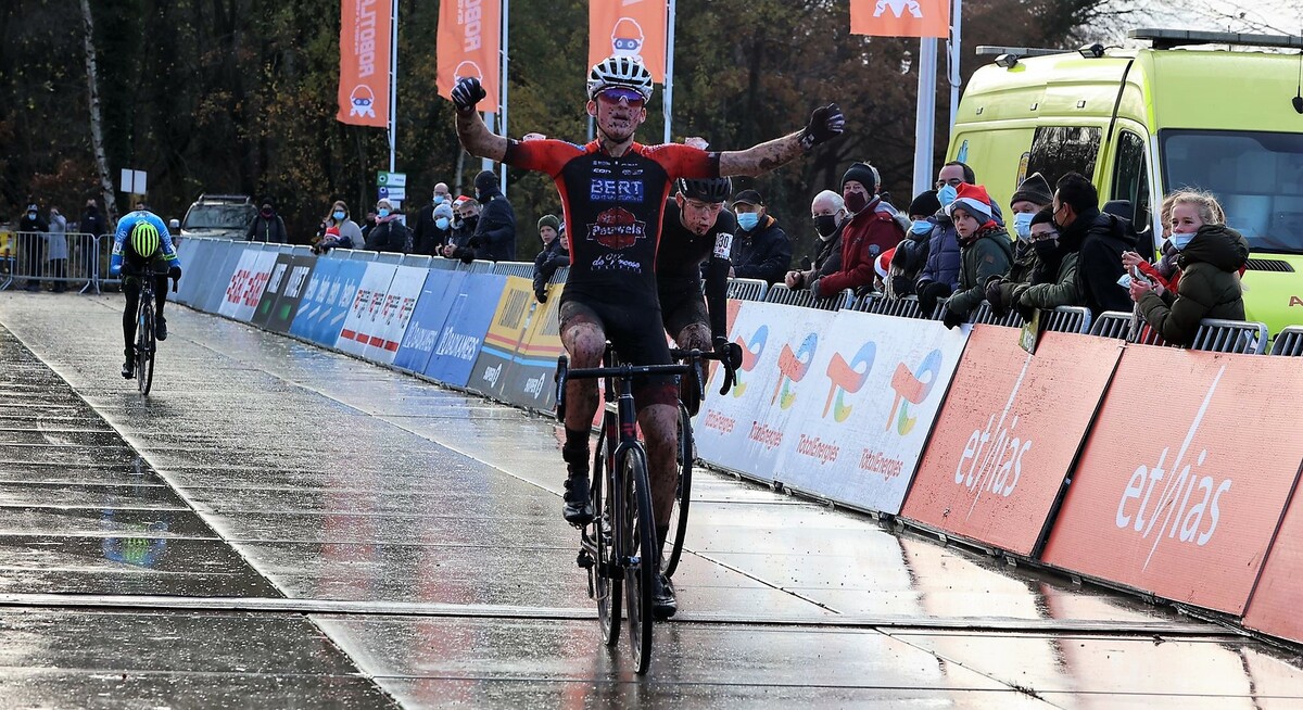 Essen 2021 Axel Van Den Broek wint nieuwelingen 2de j credit Bram.jpeg (347 KB)