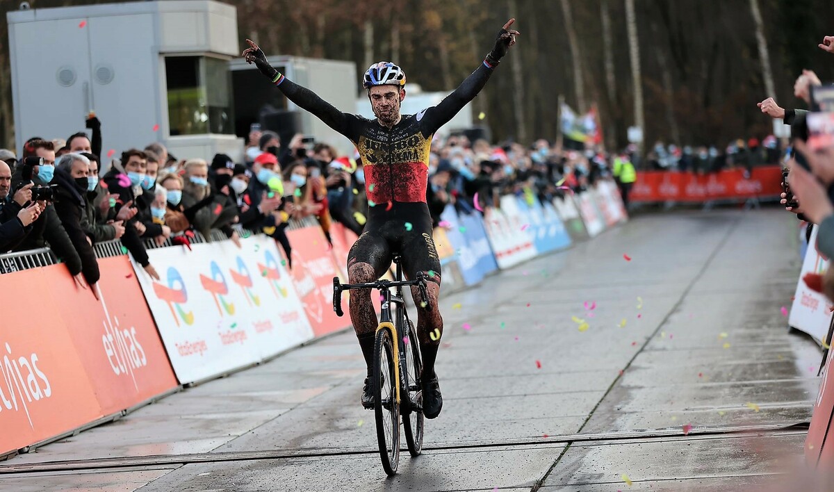 Wout van Aert snelt naar de 2 op 2 in Essen