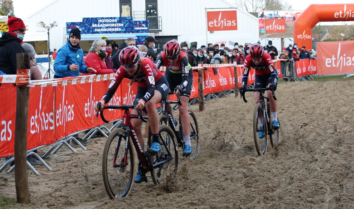 Maldegem 2022 dames zandstrook.jpg (793 KB)