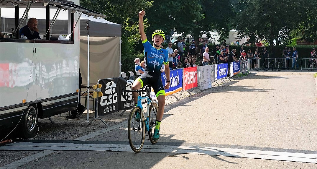 Kenay De Moyer soleert naar de zege in de Kleeberg-cross