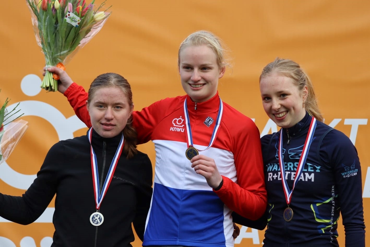 NK veldrijden 2022 junioren dames podium.jpg (463 KB)