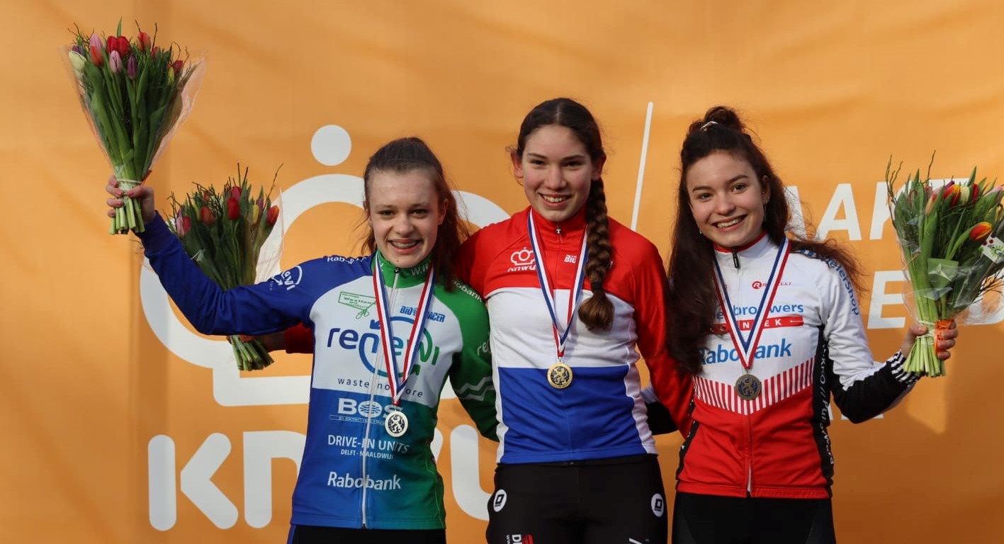 NK veldrijden 2022 nieuwelingen meisjes podium.jpg (202 KB)