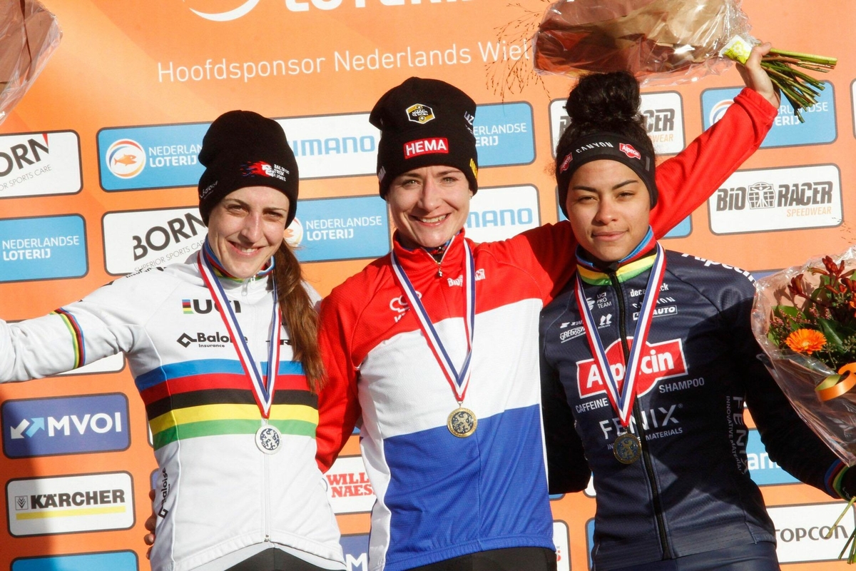 NK 2022 podium dames credit BH.jpg (665 KB)