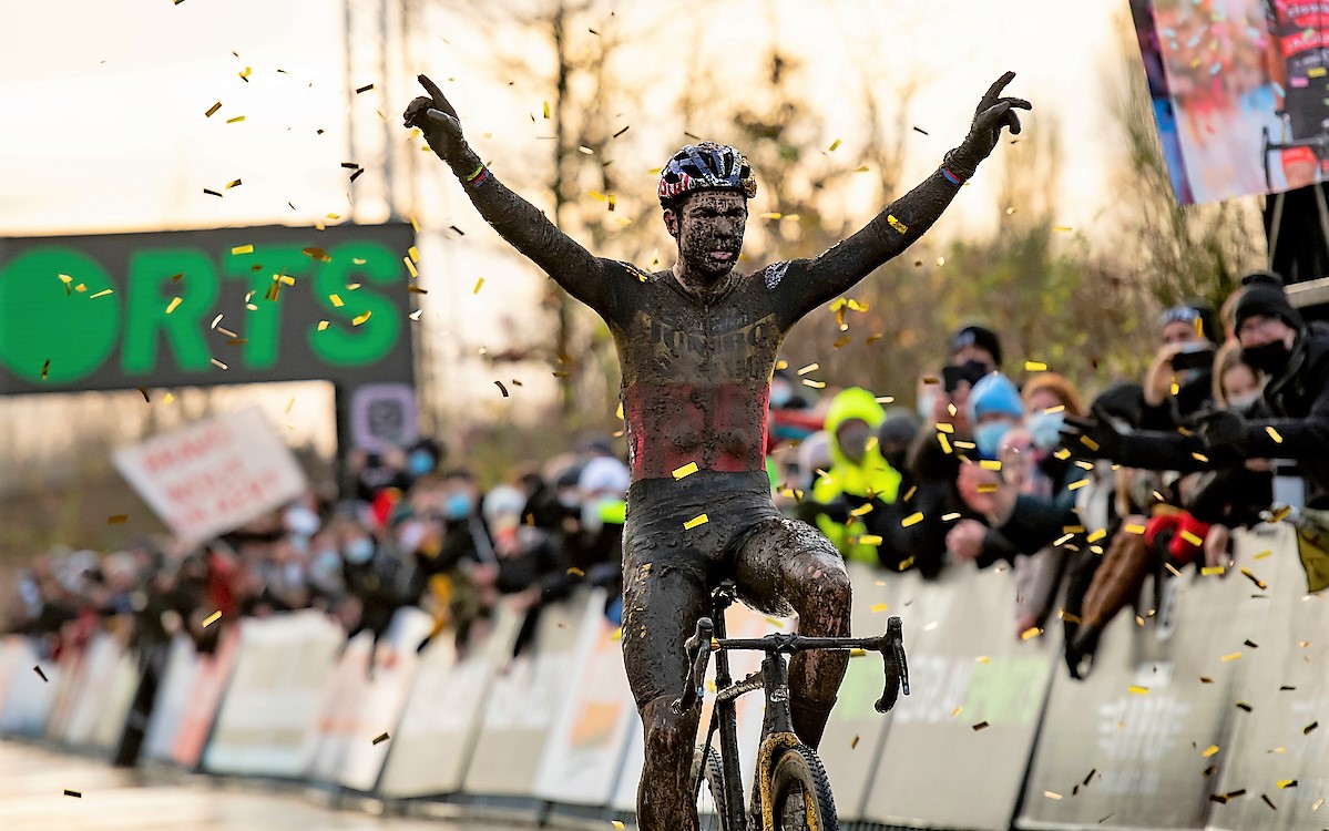 Wout van Aert is meteen een klasse te sterk in Boom