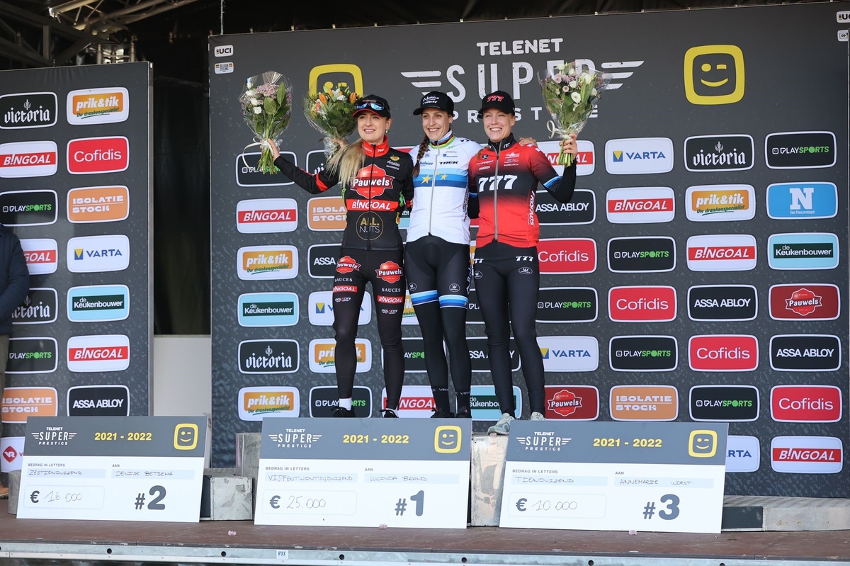 Gavere 2022 eindpodium dames credit Bram.jpeg (678 KB)