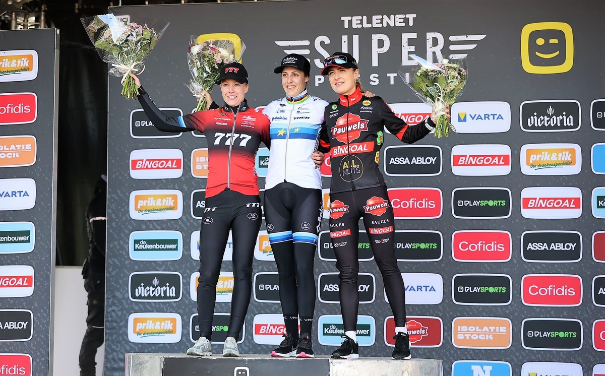 Gavere 2022 podium dames credit Bram.jpeg (678 KB)